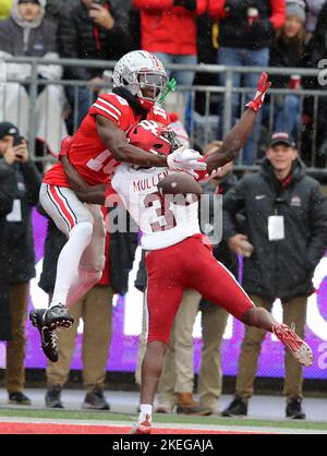 Columbus, Usa. 12.. November 2022. Der Ohio State Buckeyes Marvin Harrison Jr. (18) ist am Samstag, den 12. November 2022, in Columbus, Ohio, nicht in der Lage, einen Fang gegen den Indiana Hoosier-Verteidiger Tiawan Mullen (3) zu machen. Foto von Aaron Josefczyk/UPI Credit: UPI/Alamy Live News Stockfoto