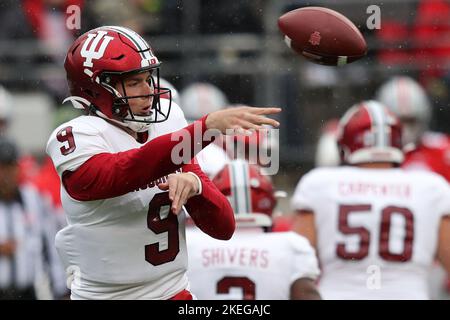 Columbus, Usa. 12.. November 2022. Indiana Hoosiers Quarterback Connor Bazelak (9) wirft am Samstag, den 12. November 2022, einen Pass gegen den Ohio State Buckeye in Columbus, Ohio. Foto von Aaron Josefczyk/UPI Credit: UPI/Alamy Live News Stockfoto