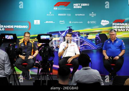 FIA Pressekonferenz mit von links nach rechts: (L nach R): Andreas Seidl, McLaren Geschäftsführer; Günther Steiner (ITA) Haas F1 Team Prinicipal; und Otmar Szafnauer (USA) Alpine F1 Team, Teamchef, Portrait während der Formel 1 Heineken Grande Premio de SÃ£o Paulo 2022, Sao Paulo Grand Prix Grand Prix 2022, 21. Lauf der FIA Formel 1 Weltmeisterschaft 2022 vom 11. Bis 13. November 2022 auf dem Interlagos Circuit, in Sao Paulo, Brasilien - Foto: Dppi/DPPI/LiveMedia Stockfoto