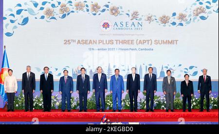 Phnom Penh, Kambodscha. 12.. November 2022. Der chinesische Premierminister Li Keqiang posiert für ein Gruppenfoto mit führenden Persönlichkeiten, die am ASEAN-, China-, Japan- und Südkorea-Gipfel (ASEAN Plus Three oder APT) in Phnom Penh, Kambodscha, am 12. November 2022 teilnehmen. Quelle: Liu Weihing/Xinhua/Alamy Live News Stockfoto