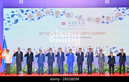 Phnom Penh, Kambodscha. 12.. November 2022. Der chinesische Premierminister Li Keqiang posiert für ein Gruppenfoto mit führenden Persönlichkeiten, die am ASEAN-, China-, Japan- und Südkorea-Gipfel (ASEAN Plus Three oder APT) in Phnom Penh, Kambodscha, am 12. November 2022 teilnehmen. Kredit: Yue Yuewei/Xinhua/Alamy Live Nachrichten Stockfoto