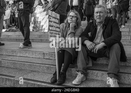 London/Großbritannien, 12.. MÄRZ 2022. Klimaprotesten marschieren in Solidarität mit dem Global Day of Action durch das Zentrum Londons. Aubrey Fagon/Alamy Live News Stockfoto