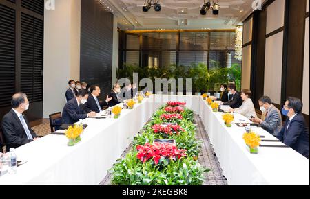 Phnom Penh, Kambodscha. 12.. November 2022. Der chinesische Premierminister Li Keqiang trifft sich mit Kristalina Georgieva, Geschäftsführerin des Internationalen Währungsfonds (IWF), am Rande der Treffen der Staats- und Regierungschefs zur ostasiatischen Zusammenarbeit in Phnom Penh, Kambodscha, am 12. November 2022. Quelle: Huang Jingwen/Xinhua/Alamy Live News Stockfoto