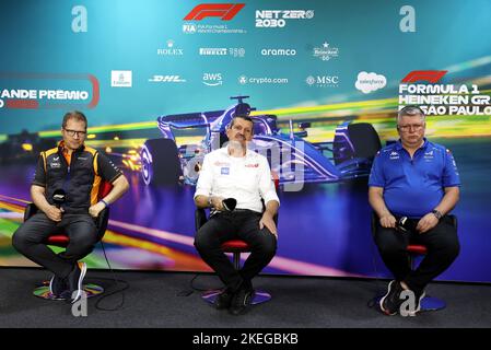 FIA Pressekonferenz mit von links nach rechts: (L nach R): Andreas Seidl, McLaren Geschäftsführer; Günther Steiner (ITA) Haas F1 Team Prinicipal; und Otmar Szafnauer (USA) Alpine F1 Team, Teamchef, Portrait während der Formel 1 Heineken Grande Premio de SÃ£o Paulo 2022, Sao Paulo Grand Prix Grand Prix 2022, 21. Lauf der FIA Formel 1 Weltmeisterschaft 2022 vom 11. Bis 13. November 2022 auf dem Interlagos Circuit, in Sao Paulo, Brasilien - Foto: Dppi/DPPI/LiveMedia Stockfoto