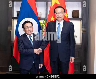 Phnom Penh, Kambodscha. 12.. November 2022. Der chinesische Premierminister Li Keqiang trifft sich mit dem laotischen Premierminister Phankham Viphavanh am Rande der Treffen der Staats- und Regierungschefs zur ostasiatischen Zusammenarbeit in Phnom Penh, Kambodscha, 12. November 2022. Quelle: Huang Jingwen/Xinhua/Alamy Live News Stockfoto