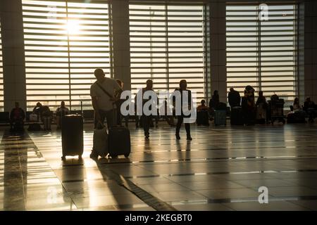 Antalya, Türkei - 28. Oktober 2022: Passagiere, die bei Sonnenaufgang in der Türkei auf einem Flughafen auf ein Flugzeug warten Stockfoto