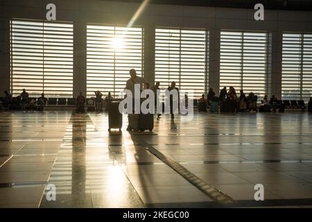 Antalya, Türkei - 28. Oktober 2022: Passagiere, die bei Sonnenaufgang in der Türkei auf einem Flughafen auf ein Flugzeug warten Stockfoto