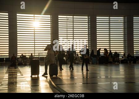 Antalya, Türkei - 28. Oktober 2022: Passagiere, die bei Sonnenaufgang in der Türkei auf einem Flughafen auf ein Flugzeug warten Stockfoto