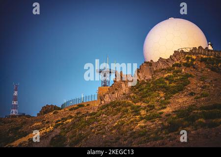 Beschreibung: Blick auf das Observatorium während der Dämmerung Atmosphäre von Pico do Ariero. Verade do Pico Ruivo, Madeira, Portugal, Europa. Stockfoto