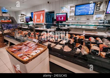 25. Juli 2022, Münster, Deutschland: Würste und Fleischsortiment zum Verkauf in einem deutschen Supermarkt Stockfoto