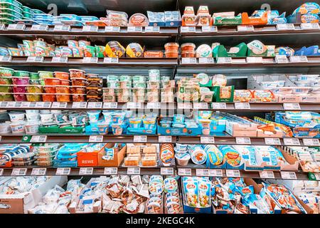 25. Juli 2022, Münster, Deutschland: Milch- und Milchprodukte sowie Joghurtfutter im Gefrierschrank im Supermarkt Stockfoto