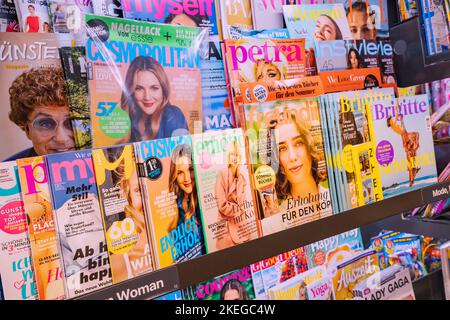 25. Juli 2022, Münster, Deutschland: Viele Modemagazine, Boulevardzeitschriften und hochwertige Zeitschriften auf dem Ladentisch in deutscher Sprache Stockfoto