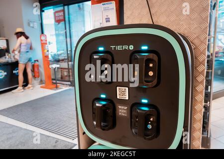 25. Juli 2022, Münster, Deutschland: Tier-Batteriewechsel und Ladestation im Supermarkt Stockfoto