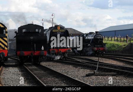 'Herzogin von Sutherland' im Hof bei Barrow Hill mit '47406' links vom Foto und '45305' rechts. Stockfoto