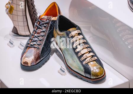 25. Juli 2022, Münster, Deutschland: Modische und Vintage-Harris-Schuhe im Schuhgeschäft Stockfoto