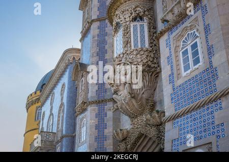 Triton-Tor und Terrasse im Pena Palace - Sintra, Portugal Stockfoto