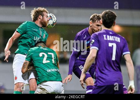 Virton's Ruben Droehnle und Beerschot's Leo Seydoux in Aktion während eines Fußballmatches zwischen K. Beerkot v.a. und RE Virton, Samstag, 12. November 2022 in Antwerpen, am Tag 13 der 'Challenger Pro League' der ersten Division der belgischen Meisterschaft 2022-2023. BELGA FOTO TOM GOYVAERTS Stockfoto