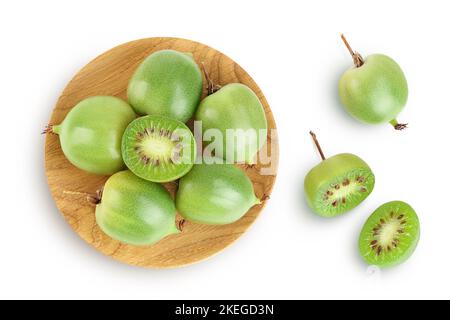 Mini Kiwi Baby Obst oder actinidia arguta in Holzschale isoliert auf weißem Hintergrund mit voller Schärfentiefe. Draufsicht. Flach liegend Stockfoto