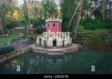 Entenhaus im Tal der Seen im Pena Palace Park - Sintra, Portugal Stockfoto