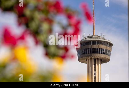 Das Einkaufsviertel La Villita mit dem Tower of the Americas an einem sonnigen Sommertag. Stadt symbolisch und Attraktion Turm. Stockfoto