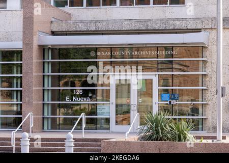 Eingang des Bexar County Archives Building in der Innenstadt von San Antonio, von der E.-La-Straße aus gesehen Stockfoto