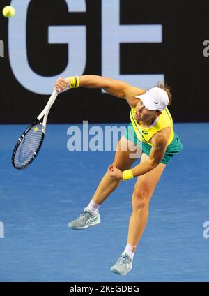 Die Australier Samantha Stosur in der Emirates Arena in Glasgow ist während des Halbfinalmatches des Billie Jean King Cup mit ihrem Teamkollegen Storm Sanders gegen die Briten Alicia Barnett und Olivia Nicholls in Aktion. Ausgabedatum: Samstag, 12. November 2022. Stockfoto