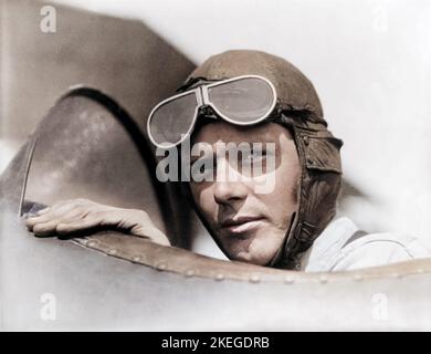 Charles Lindbergh, trägt Helm mit Schutzbrille oben, c 1923 eingefärbt Stockfoto