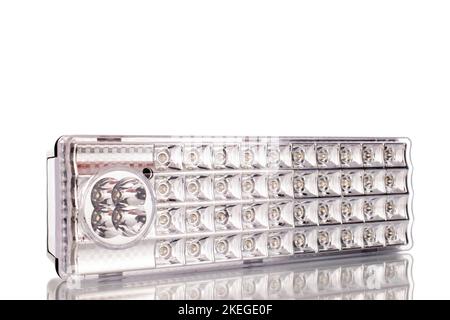 Eine batteriebetriebene Laterne mit LEDs, Makro, isoliert auf weißem Hintergrund. Stockfoto