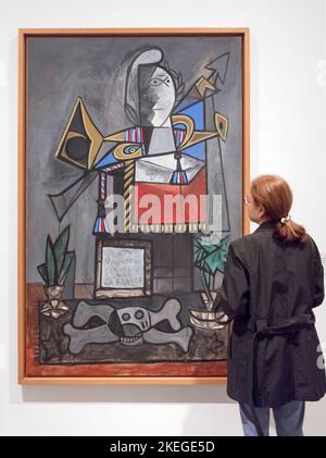 Eine Frau betrachtet Pablo Picassos Gemälde Monument to Monument aux espagnols morts pour la France (Monument für Spanier, die für Frankreich gestorben sind) 1946-47 Stockfoto