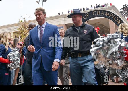 Oxford, MS, USA. 12.. November 2022. Mississippi Rebels Head Coach läuft mit seinem Team während des Vorspiels zwischen der University of Mississippi Rebels und der University of Alabama Crimson Tide im Vaught Hemingway Stadium in Oxford, MS, auf dem Weg der Champions. Patrick Green/CSM/Alamy Live News Stockfoto