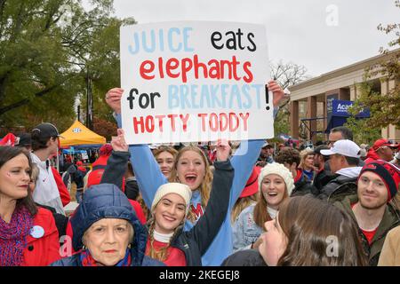 Oxford, MS, USA. 12.. November 2022. Mississippi Rebels Fans feiern im Hain während des Vorspiels zwischen der University of Mississippi Rebels und der University of Alabama Crimson Tide im Vaught Hemingway Stadium in Oxford, MS. Patrick Green/CSM/Alamy Live News Stockfoto