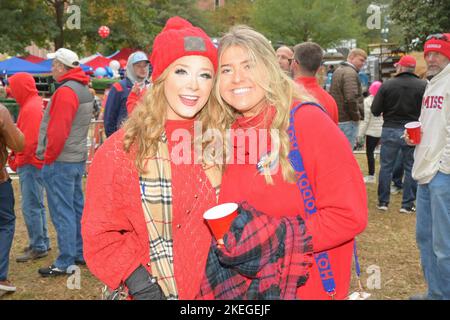 Oxford, MS, USA. 12.. November 2022. Mississippi Rebels Fans feiern im Hain während des Vorspiels zwischen der University of Mississippi Rebels und der University of Alabama Crimson Tide im Vaught Hemingway Stadium in Oxford, MS. Patrick Green/CSM/Alamy Live News Stockfoto