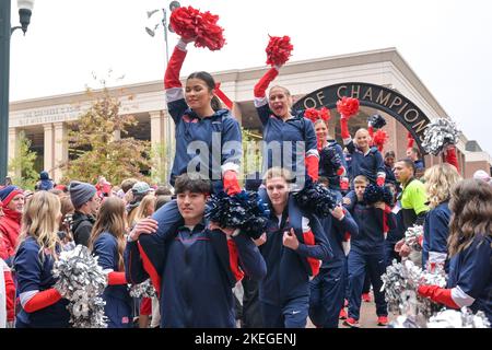 Oxford, MS, USA. 12.. November 2022. Mississippi Rebels Cheerleader, die während des Vorspiels zwischen den Rebellen der University of Mississippi und der Crimson Tide der University of Alabama im Vaught Hemingway Stadium in Oxford, MS, auftreten. Patrick Green/CSM/Alamy Live News Stockfoto