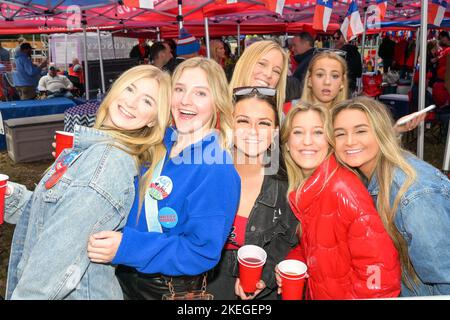 Oxford, MS, USA. 12.. November 2022. Mississippi Rebels Fans feiern im Hain während des Vorspiels zwischen der University of Mississippi Rebels und der University of Alabama Crimson Tide im Vaught Hemingway Stadium in Oxford, MS. Patrick Green/CSM/Alamy Live News Stockfoto