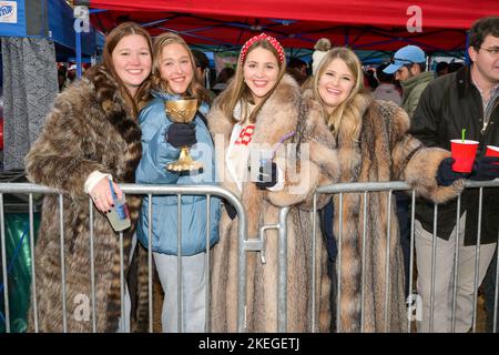 Oxford, MS, USA. 12.. November 2022. Mississippi Rebels Fans feiern im Hain während des Vorspiels zwischen der University of Mississippi Rebels und der University of Alabama Crimson Tide im Vaught Hemingway Stadium in Oxford, MS. Patrick Green/CSM/Alamy Live News Stockfoto