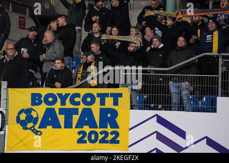 Braunschweig, Deutschland. 12.. November 2022. Fußball: 2. Bundesliga, Eintracht Braunschweig - Hansa Rostock, Matchday 17, Eintracht-Stadion. Im Stadion hängt ein Plakat mit der Aufschrift „Boykott Katar“. Quelle: Swen Pförtner/dpa - WICHTIGER HINWEIS: Gemäß den Anforderungen der DFL Deutsche Fußball Liga und des DFB Deutscher Fußball-Bund ist es untersagt, im Stadion und/oder vom Spiel aufgenommene Fotos in Form von Sequenzbildern und/oder videoähnlichen Fotoserien zu verwenden oder zu verwenden./dpa/Alamy Live News Stockfoto