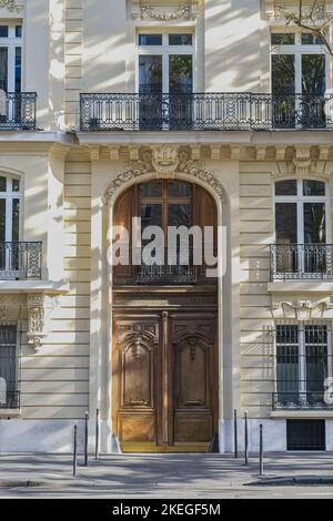 Paris, eine alte Holztür, schöne Fassade in einem luxuriösen Viertel, im 8e Arrondissement Stockfoto
