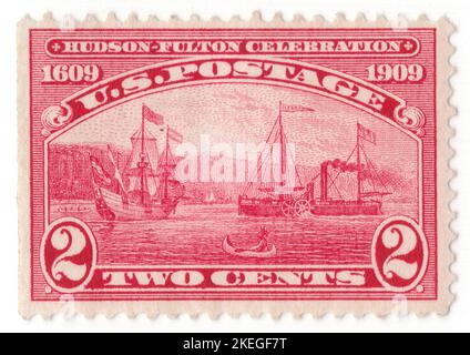 USA - 1909. September 25: Eine 2-Cent-Briefmarke mit dem Segelschiff „Half Moon“ und dem Dampfschiff „Clermont“ am Hudson River. Hudson-Fulton-Fulton-Angelegenheit. Eine ausführliche Erinnerung an den 300.. Jahrestag der Entdeckung des Hudson River durch Henry Hudson und den 100.. Jahrestag der ersten erfolgreichen kommerziellen Anwendung des Raddampfers durch Robert Fulton. Die maritimen Errungenschaften von Hudson und Fulton haben die Bedeutung des Flusses für den Fortschritt und die Identität von New York vorhergedeutet Stockfoto