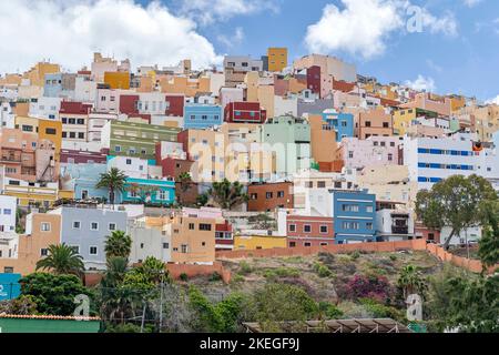 Las Palmas de Gran Canaria, Spanien - 13. März 2022. Bunte Häuser in Las Palmas de Gran Canaria, Kanarische Inseln. Stockfoto
