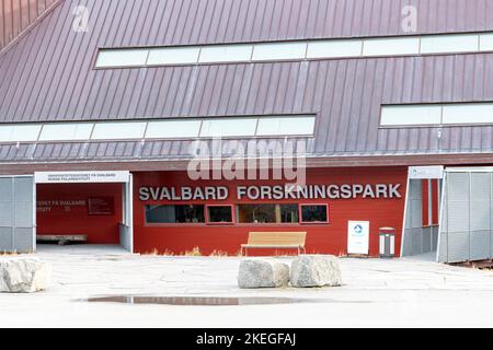 Longyearbyen, Svalbard, Norwegen - Sep 11 2022: UNIS, das Universitätszentrum in Svalbard. Stockfoto