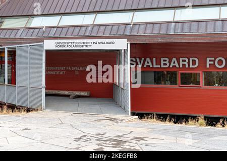 Longyearbyen, Svalbard, Norwegen - Sep 11 2022: UNIS, das Universitätszentrum in Svalbard. Stockfoto