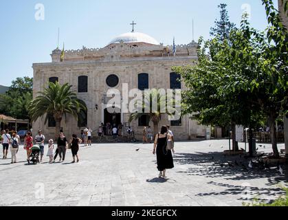 Eine weite Ansicht der Kirche Agios Titos (Saint Titus) im Zentrum von Heraklion. Menschen, die auf dem Platz spazieren. Stockfoto