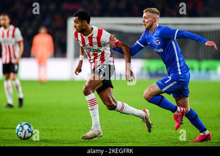 EINDHOVEN - (lr) Cody Gakpo vom PSV Eindhoven, Jens Odgaard von AZ Alkmaar während des niederländischen Eredivisie-Spiels zwischen PSV Eindhoven und AZ im Phillips Stadium am 12. November 2022 in Eindhoven, Niederlande. ANP OLAF KRAAK Stockfoto