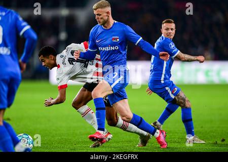 EINDHOVEN - (lr) Cody Gakpo vom PSV Eindhoven, Jens Odgaard von AZ Alkmaar während des niederländischen Eredivisie-Spiels zwischen PSV Eindhoven und AZ im Phillips Stadium am 12. November 2022 in Eindhoven, Niederlande. ANP OLAF KRAAK Stockfoto