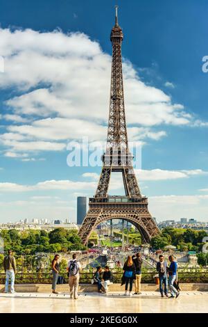 Paris - 20. September 2013: Menschen laufen auf der Aussichtsplattform vor dem Eiffelturm, Paris, Frankreich. Vertikale Ansicht des Eiffelturm vom Trocadero. Thema von Stockfoto