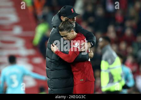 Liverpool, Großbritannien. 12.. November 2022. Jurgen Klopp, der Manager von Liverpool, umarmt am Ende des Spiels Kostas Tsimikas von Liverpool. Premier League Spiel, Liverpool gegen Southampton am Samstag, 12.. November 2022, Anfield in Liverpool. Dieses Bild darf nur für redaktionelle Zwecke verwendet werden. Nur zur redaktionellen Verwendung, Lizenz für kommerzielle Nutzung erforderlich. Keine Verwendung in Wetten, Spielen oder einem einzigen Club / Liga / Spieler Publikationen. PIC von Chris Stading / Andrew Orchard Sport Fotografie / Alamy Live News Kredit: Andrew Orchard Sport Fotografie / Alamy Live News Stockfoto