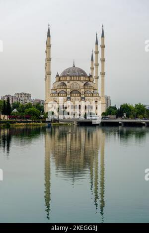 Eine Sabanci Merkez Moschee und der Seyhan Fluss an einem bewölkten Tag in der Adana Türkei Stockfoto