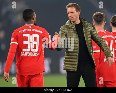 GELSENKIRCHEN - (lr) Ryan Gravenberch vom FC Bayern München, FC Bayern München Trainer Julian Nagelsmann beim Bundesligaspiel zwischen FC Schalke 04 und FC Bayern München in der Veltins-Arena am 12. November 2022 in Gelsenkirchen. ANP | Dutch Height | GERRIT AUS KÖLN Stockfoto