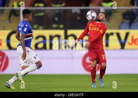 Genua, Italien, 12.. November 2022. Federico Di Francesco von US Lecce kontrolliert den Ball, als Jeison Murillo von UC Sampdoria während des Serie-A-Spiels bei Luigi Ferraris, Genua, eingeht. Bildnachweis sollte lauten: Jonathan Moscrop / Sportimage Kredit: Sportimage/Alamy Live News Stockfoto