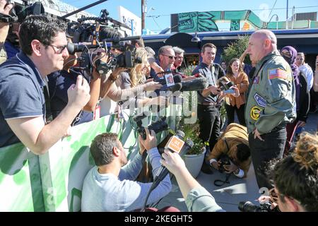 Senator Mark Kelly spricht nach seinen Siegesäußerungen im Barrio Café in Phoenix, Arizona, USA, am 12. November 2022 zu den Medien. AP, CNN und NBC nannten das enge Rennen des Senats von Arizona zugunsten von Mark Kelly. (Foto: Alexandra Buxbaum/Sipa USA) Quelle: SIPA USA/Alamy Live News Stockfoto